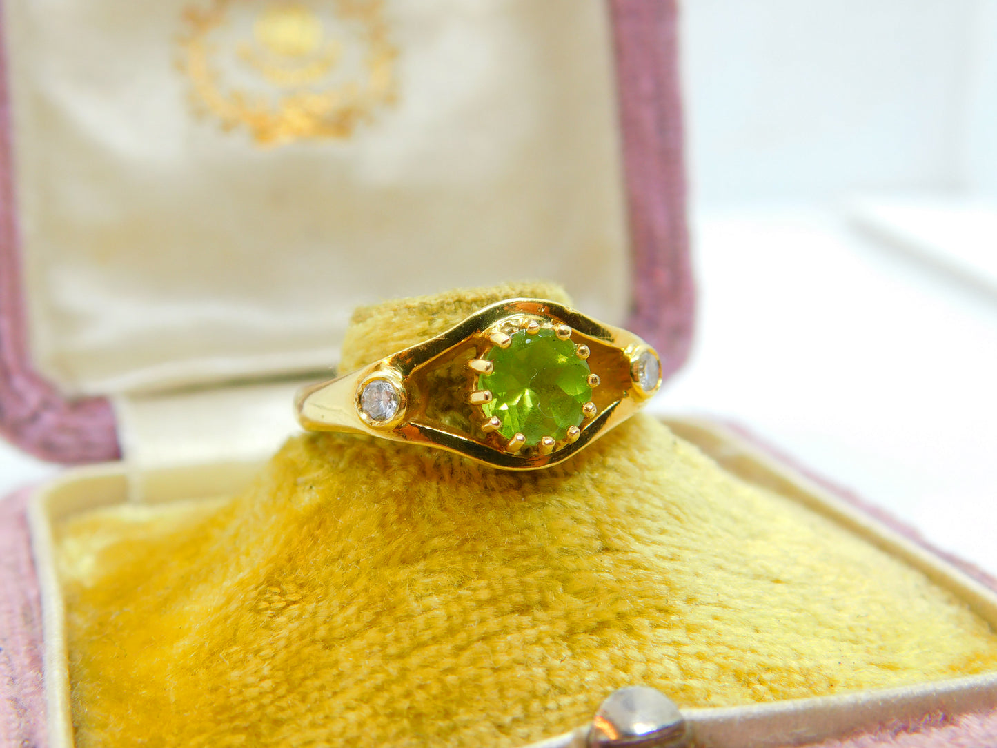 18ct Yellow Gold, Peridot & 0.1ct Diamond Art Nouveau Style Ring Vintage c1970