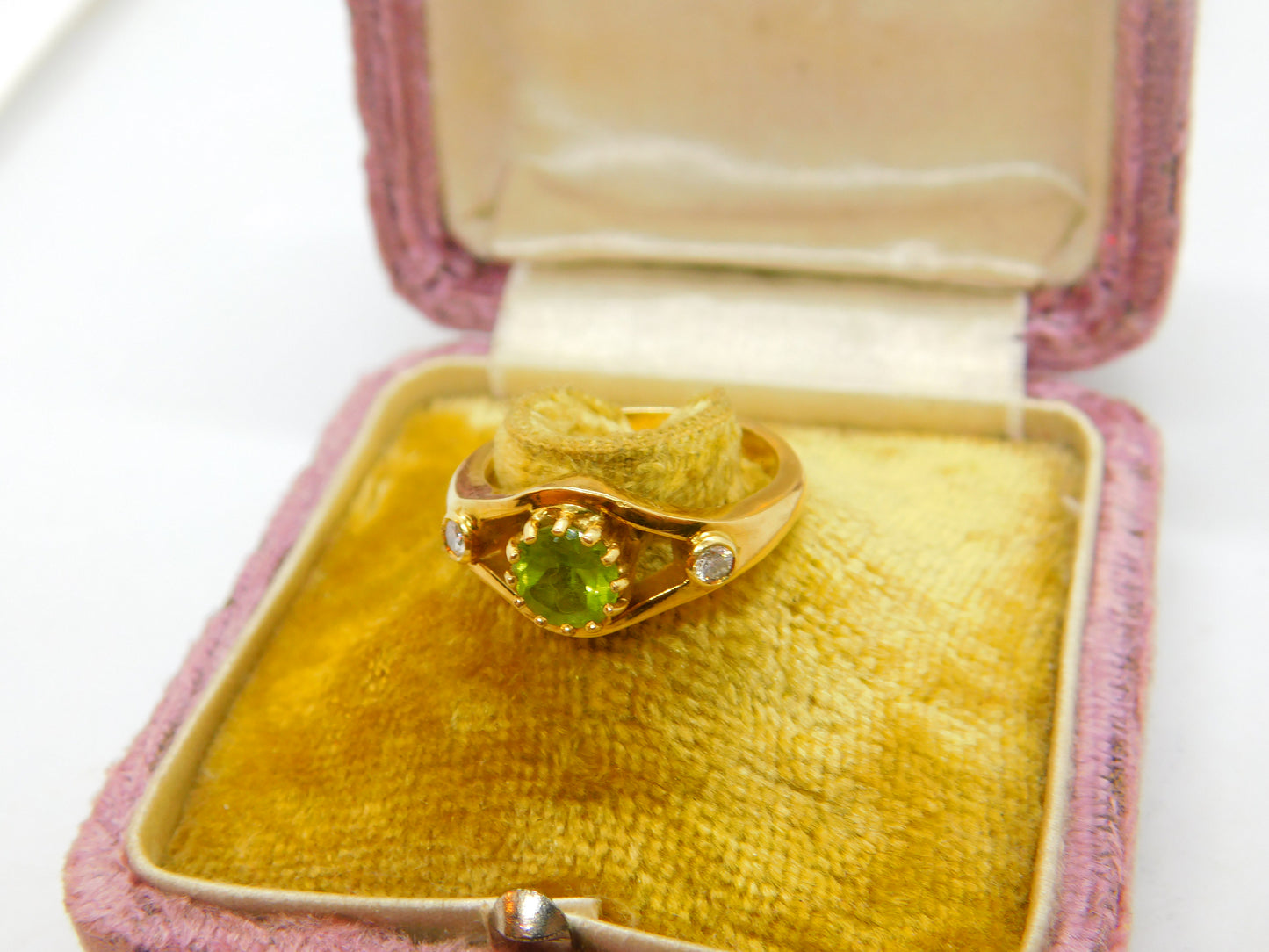 18ct Yellow Gold, Peridot & 0.1ct Diamond Art Nouveau Style Ring Vintage c1970