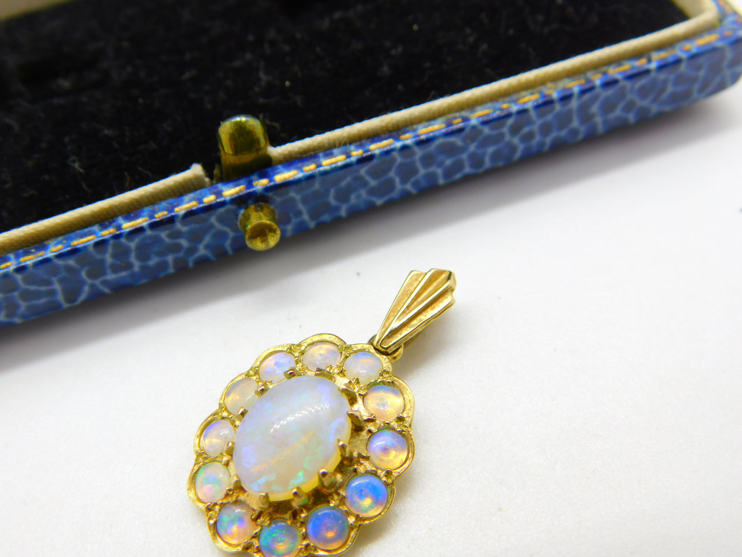 9ct Yellow Gold & Water or Jelly Opal Floral Pendant Vintage 1991 London