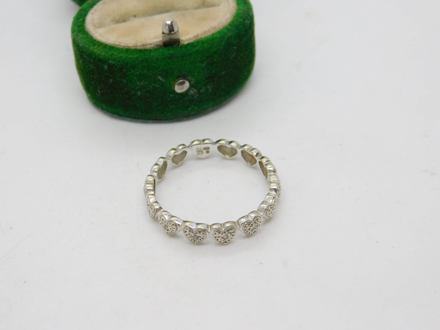 9ct White Gold & Diamond Set Heart Shaped Eternity Ring Vintage c1990 Sheffield