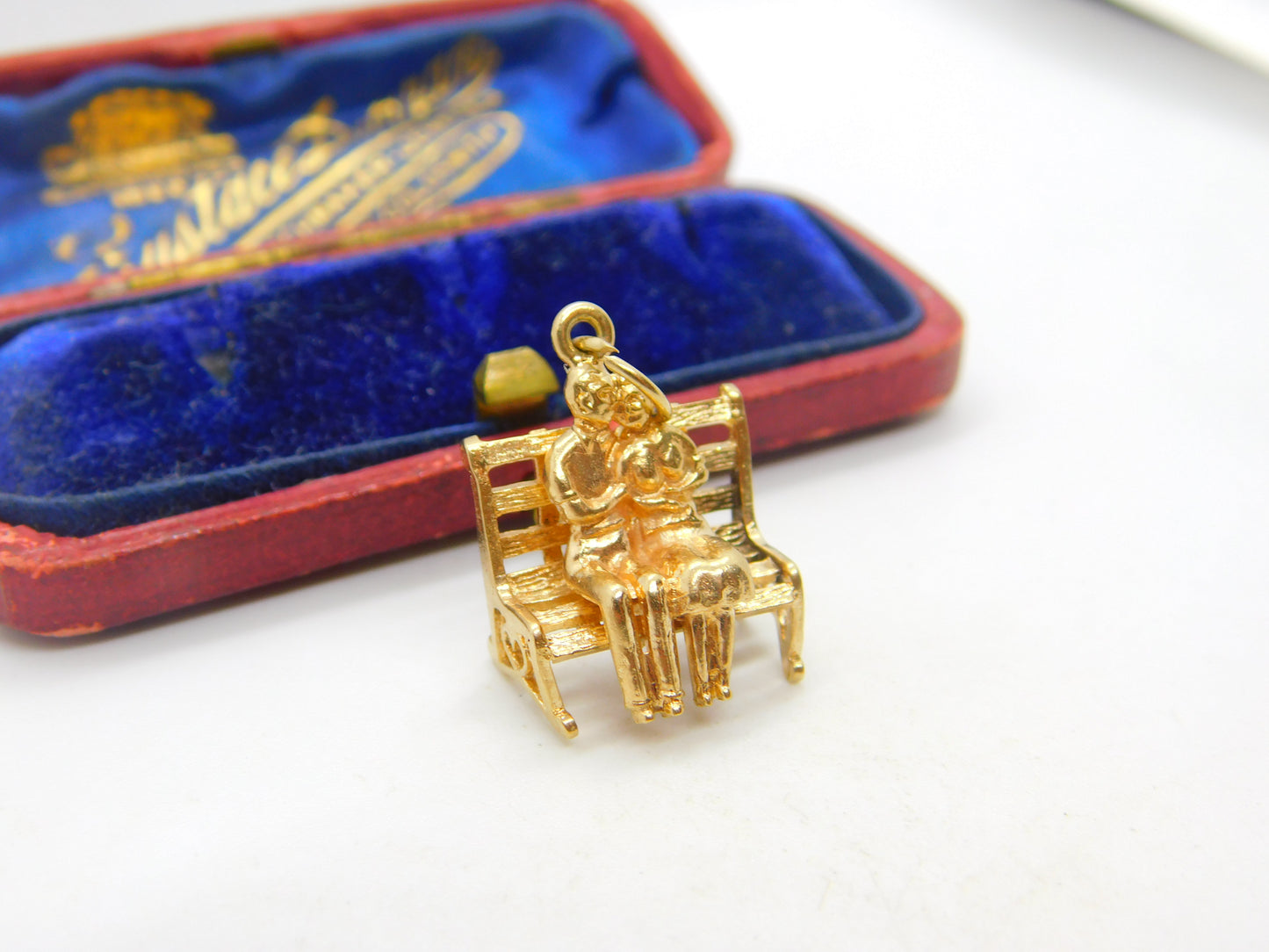 9ct Yellow Gold Articulated Loving Couple on the Bench Charm Vintage c1970