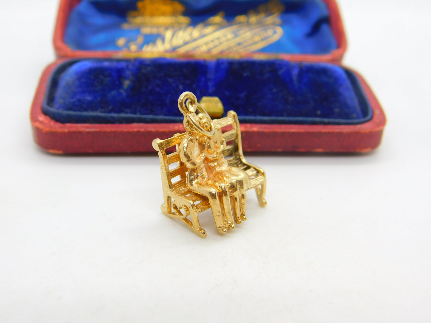 9ct Yellow Gold Articulated Loving Couple on the Bench Charm Vintage c1970