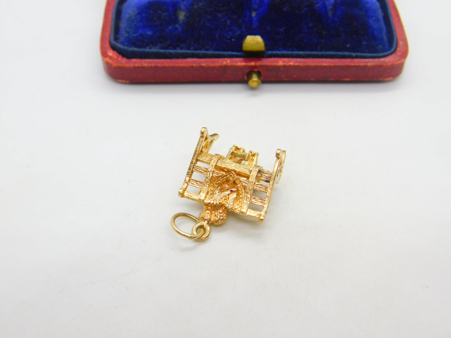 9ct Yellow Gold Articulated Loving Couple on the Bench Charm Vintage c1970