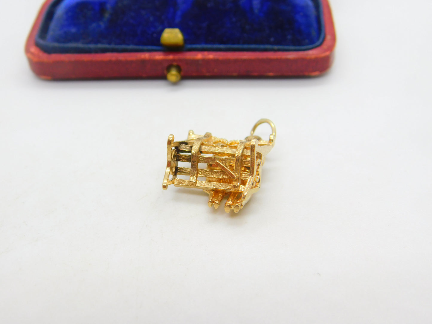 9ct Yellow Gold Articulated Loving Couple on the Bench Charm Vintage c1970