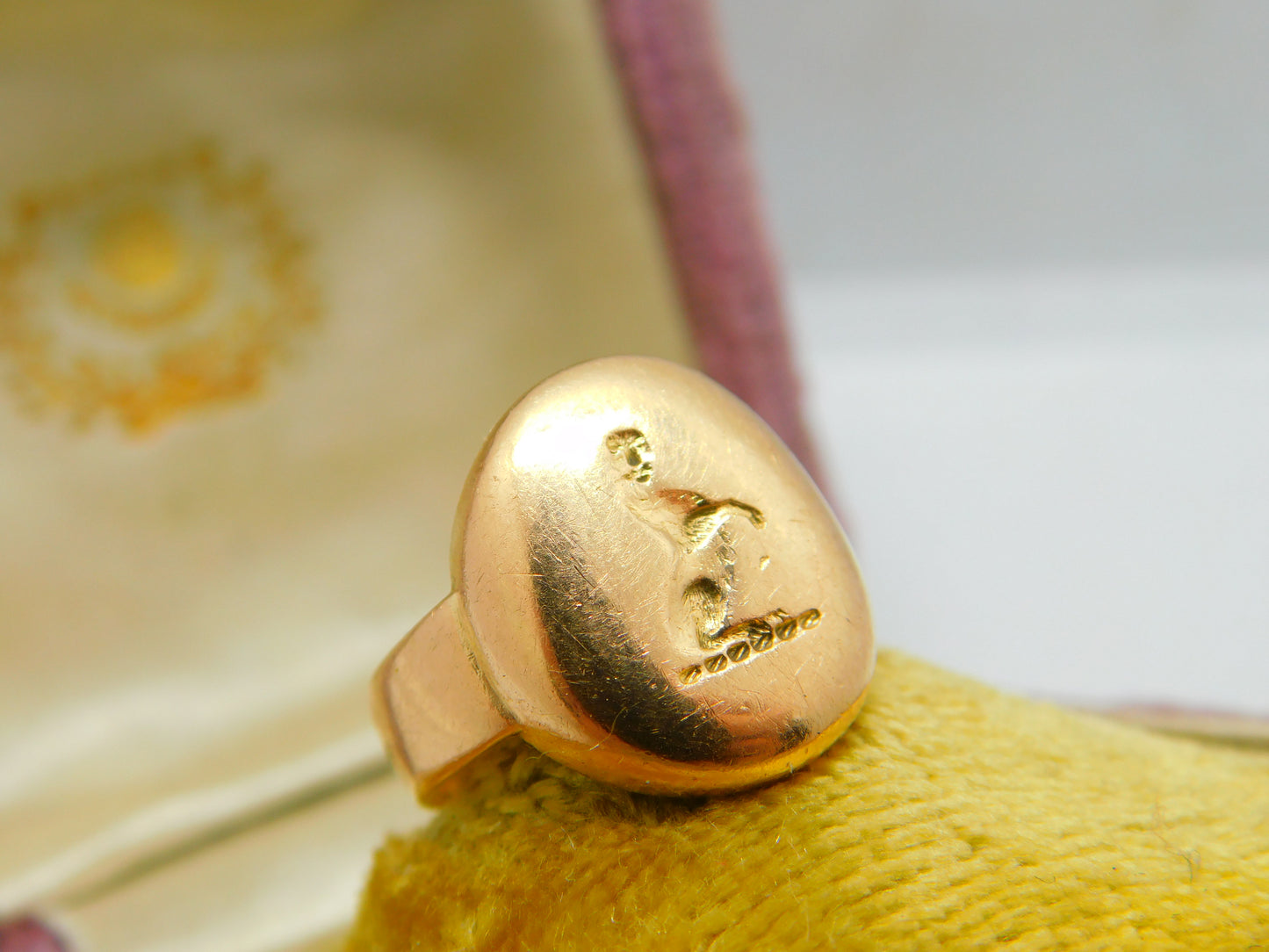 Victorian 15ct Gold Otter Or Cat Heraldic Crest Signet Ring Antique 1899 Chester