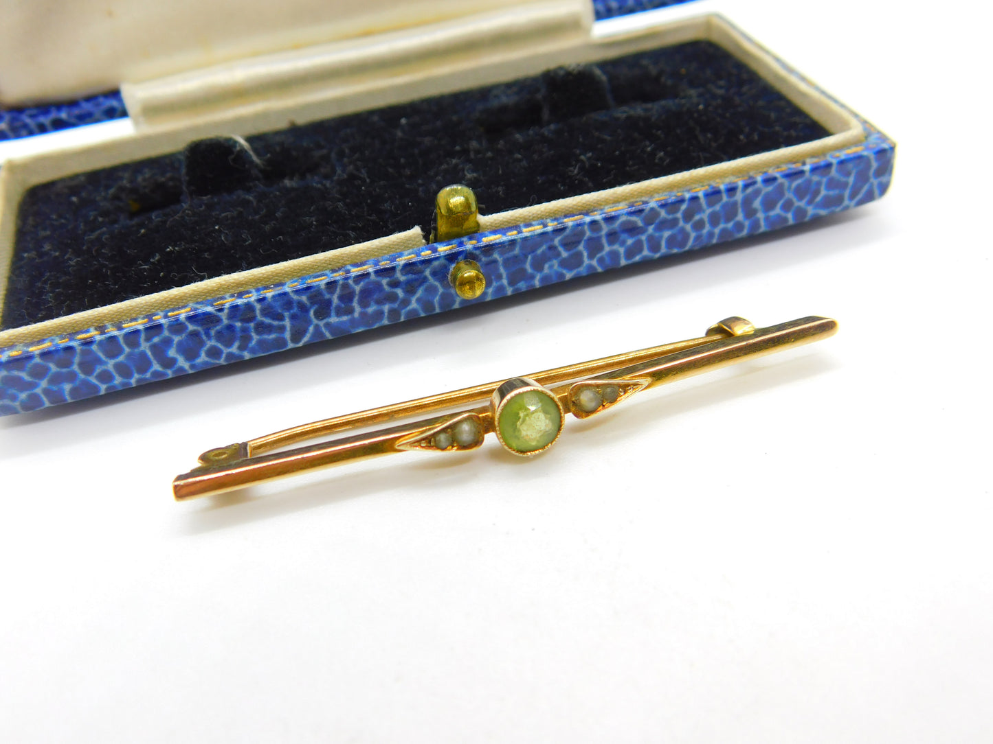 Edwardian 9ct Gold, Peridot & Seed Pearl Sweetheart Bar Brooch Antique c1910