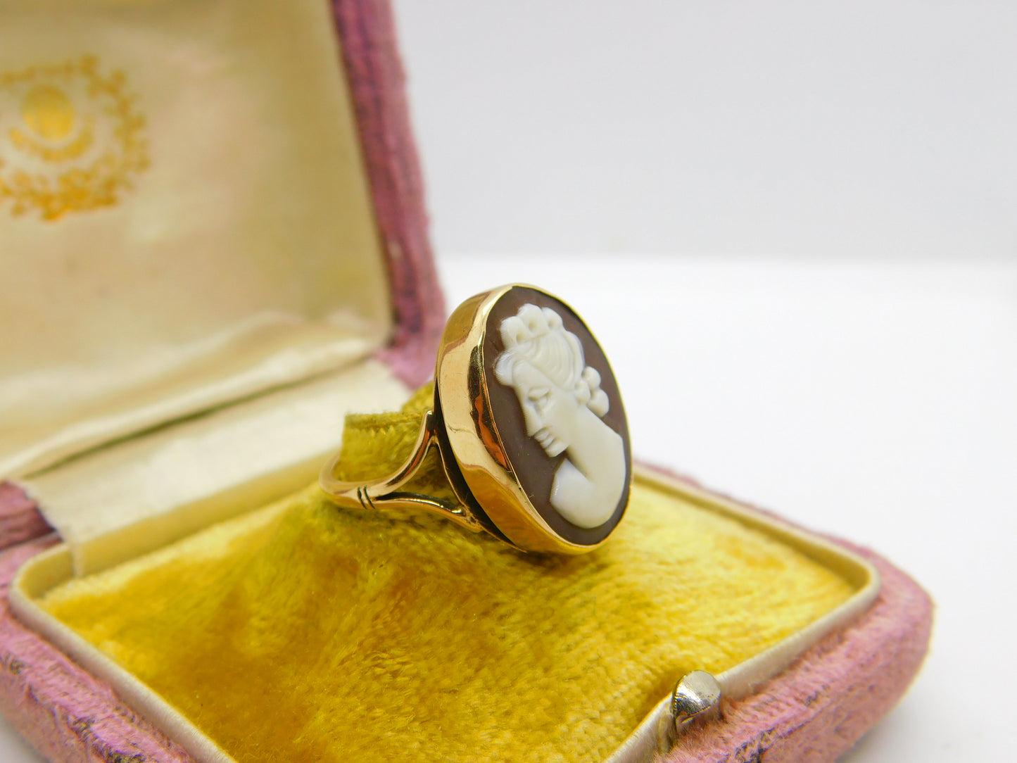 9ct Yellow Gold & Large Shell Female Cameo Ring Vintage 1973 Birmingham