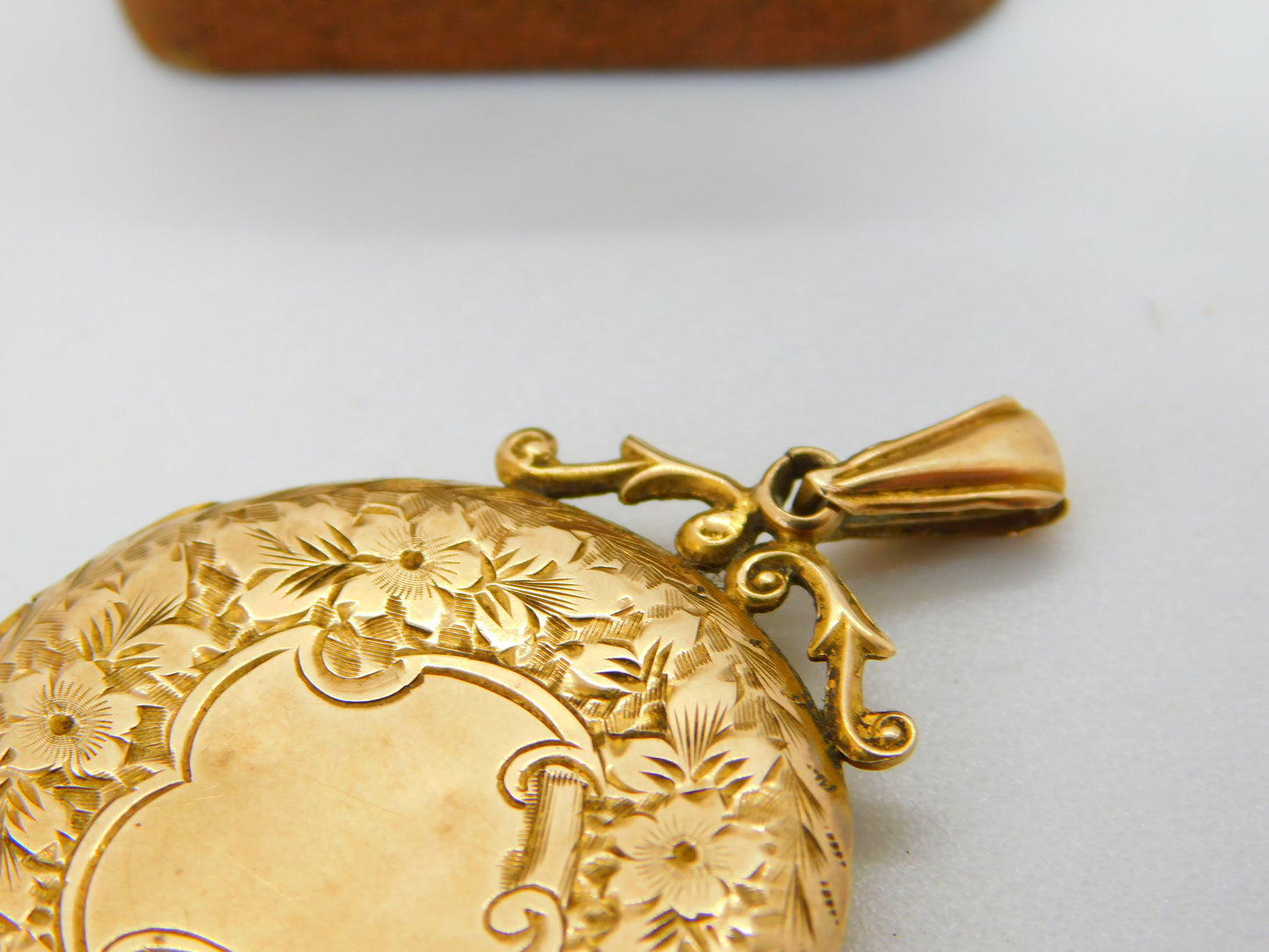 9ct Yellow Gold Floral Pattern Sweetheart Locket Pendant Antique 1913 Birmingham