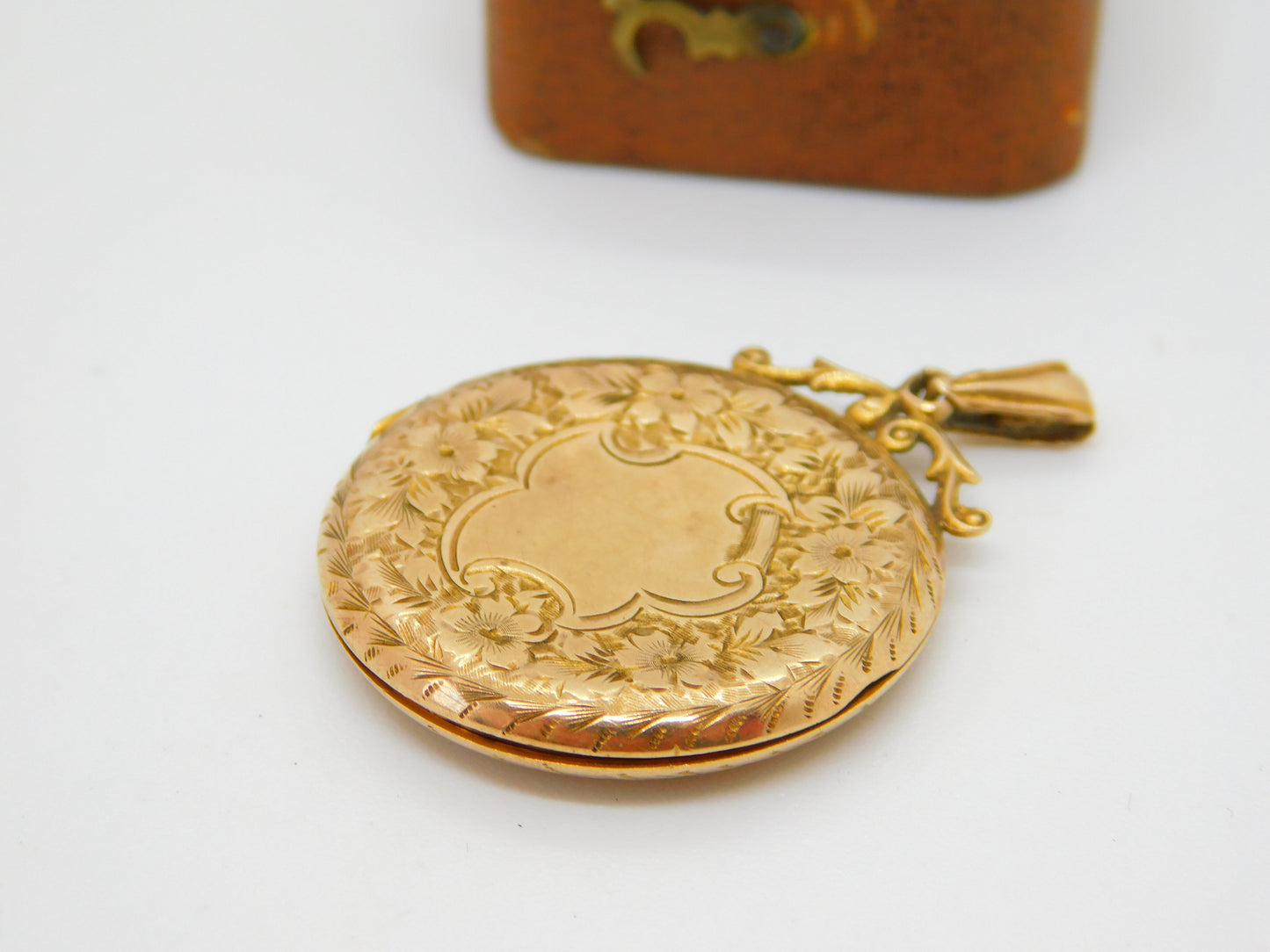 9ct Yellow Gold Floral Pattern Sweetheart Locket Pendant Antique 1913 Birmingham