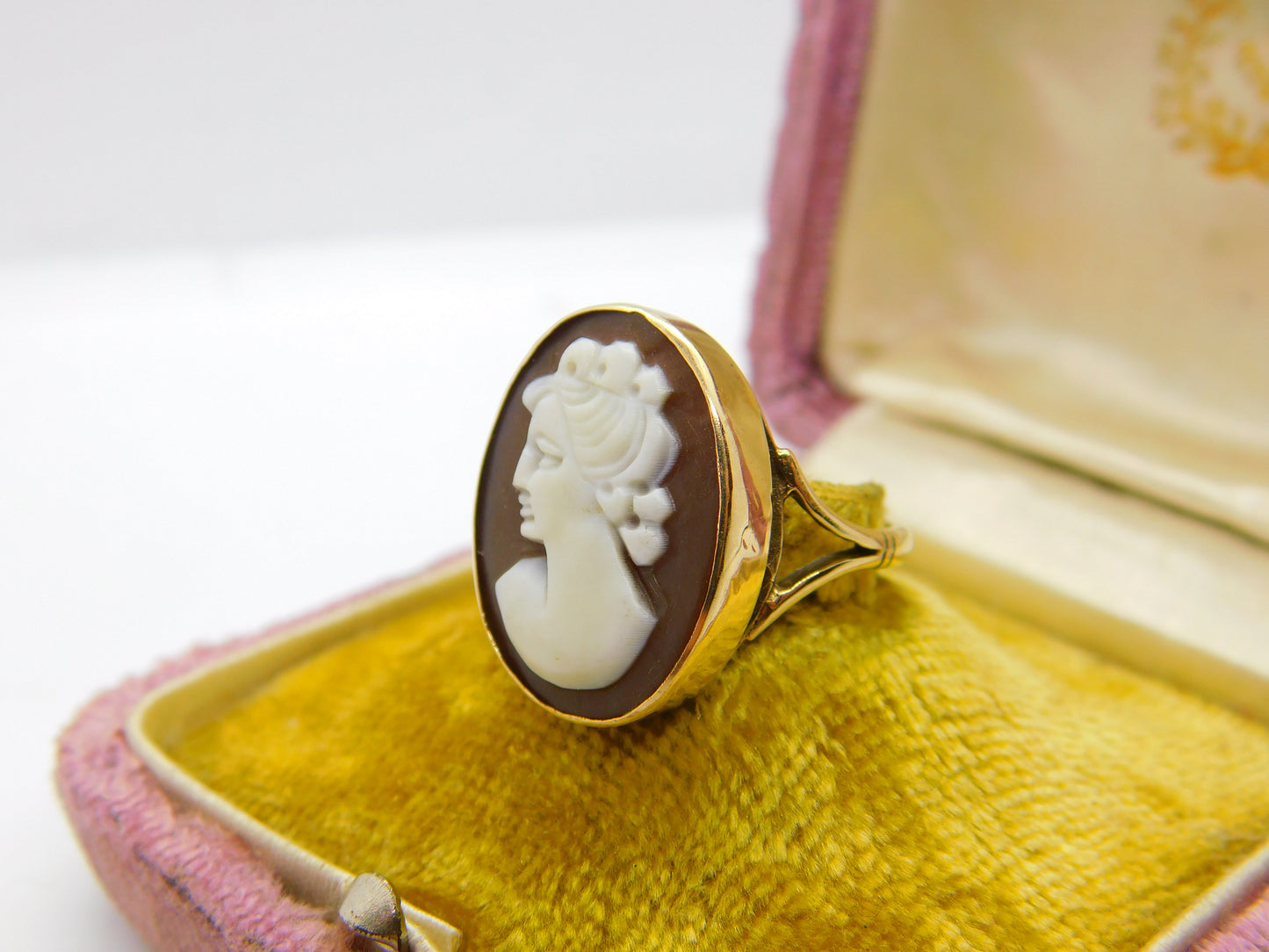 9ct Yellow Gold & Large Shell Female Cameo Ring Vintage 1973 Birmingham