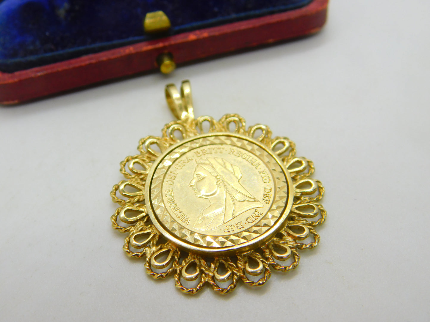 9ct Yellow Gold Queen Victoria Sovereign Style Coin Pendant 1993 Sheffield