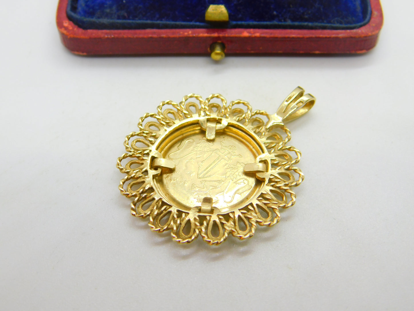 9ct Yellow Gold Queen Victoria Sovereign Style Coin Pendant 1993 Sheffield