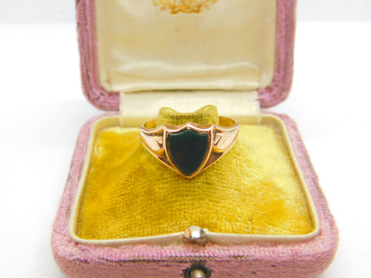 Victorian 9ct Gold Carved Shield Bloodstone Set Signet Ring 1891 Birmingham