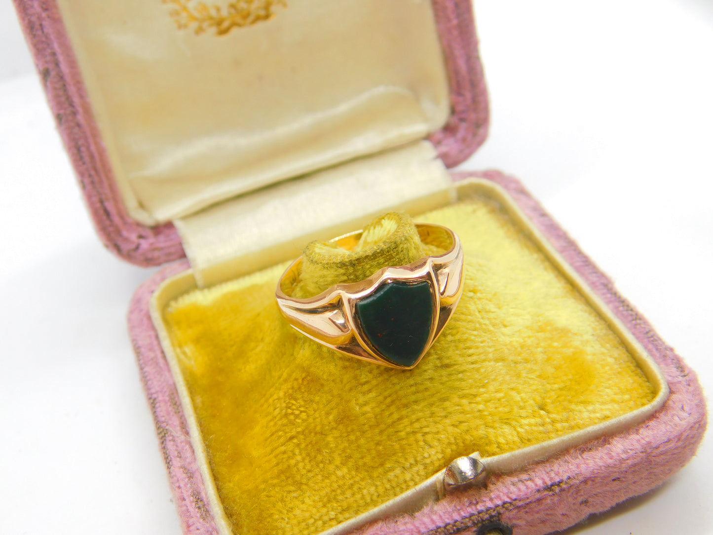 Victorian 9ct Gold Carved Shield Bloodstone Set Signet Ring 1891 Birmingham