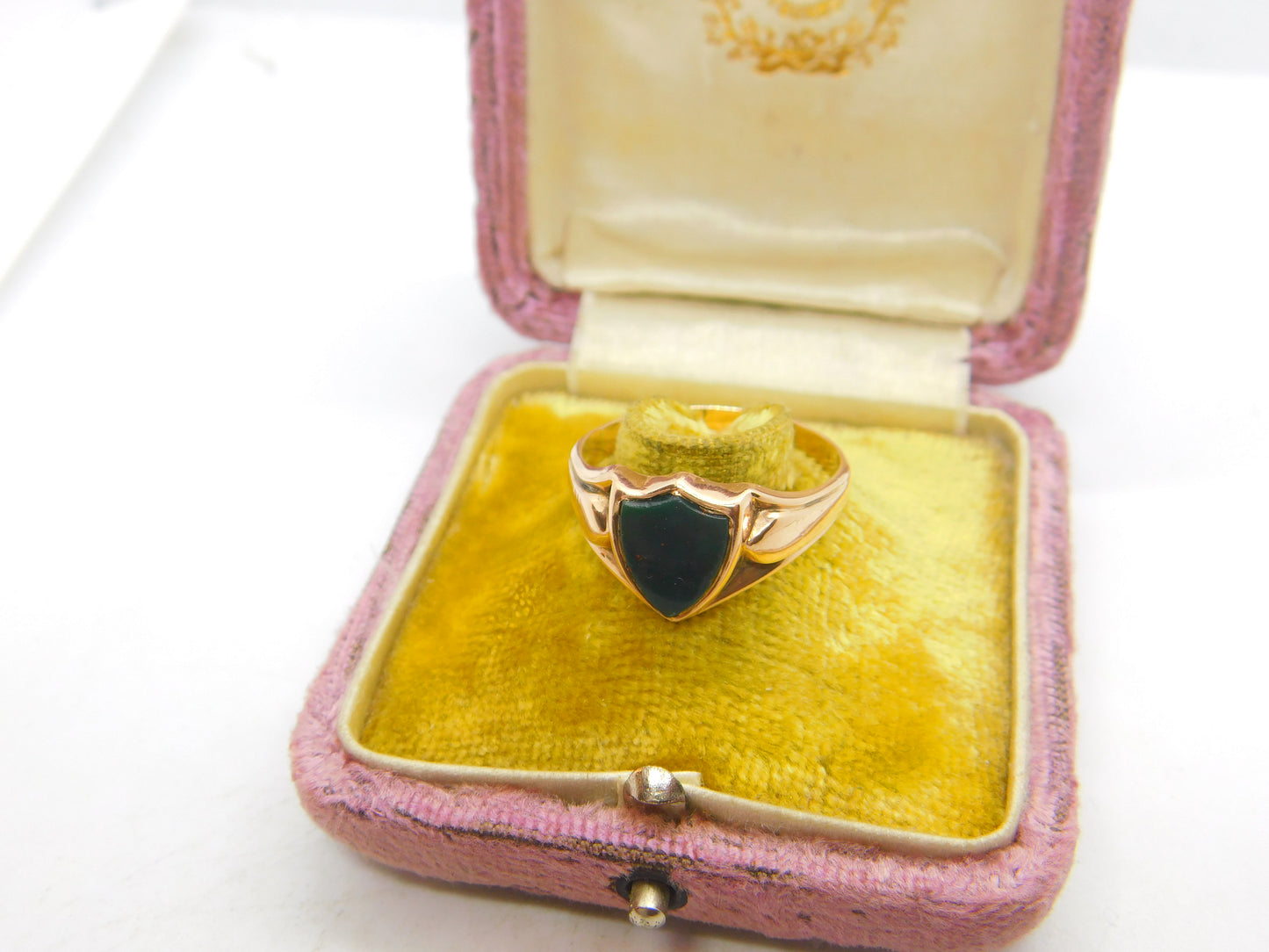 Victorian 9ct Gold Carved Shield Bloodstone Set Signet Ring 1891 Birmingham