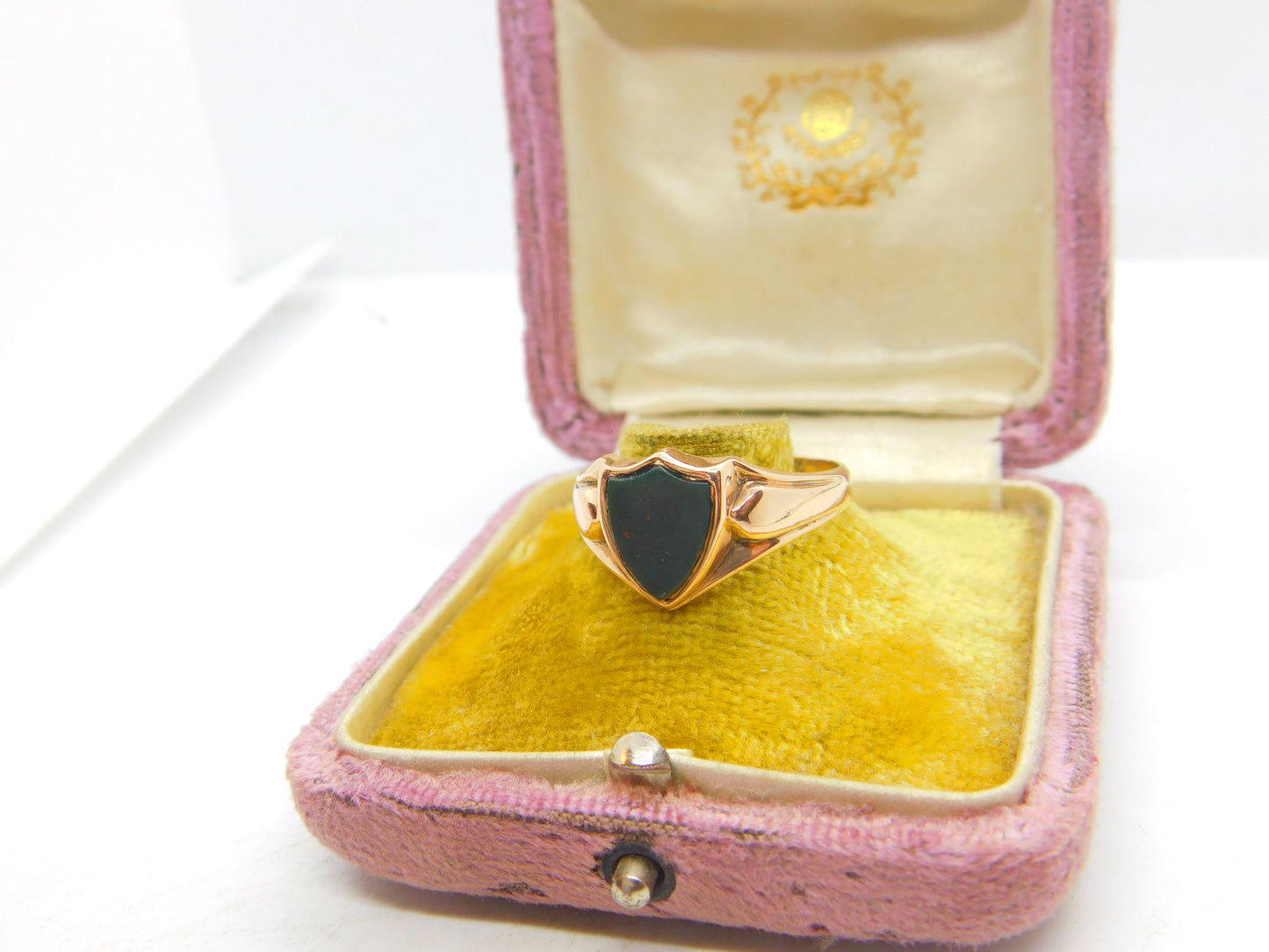 Victorian 9ct Gold Carved Shield Bloodstone Set Signet Ring 1891 Birmingham