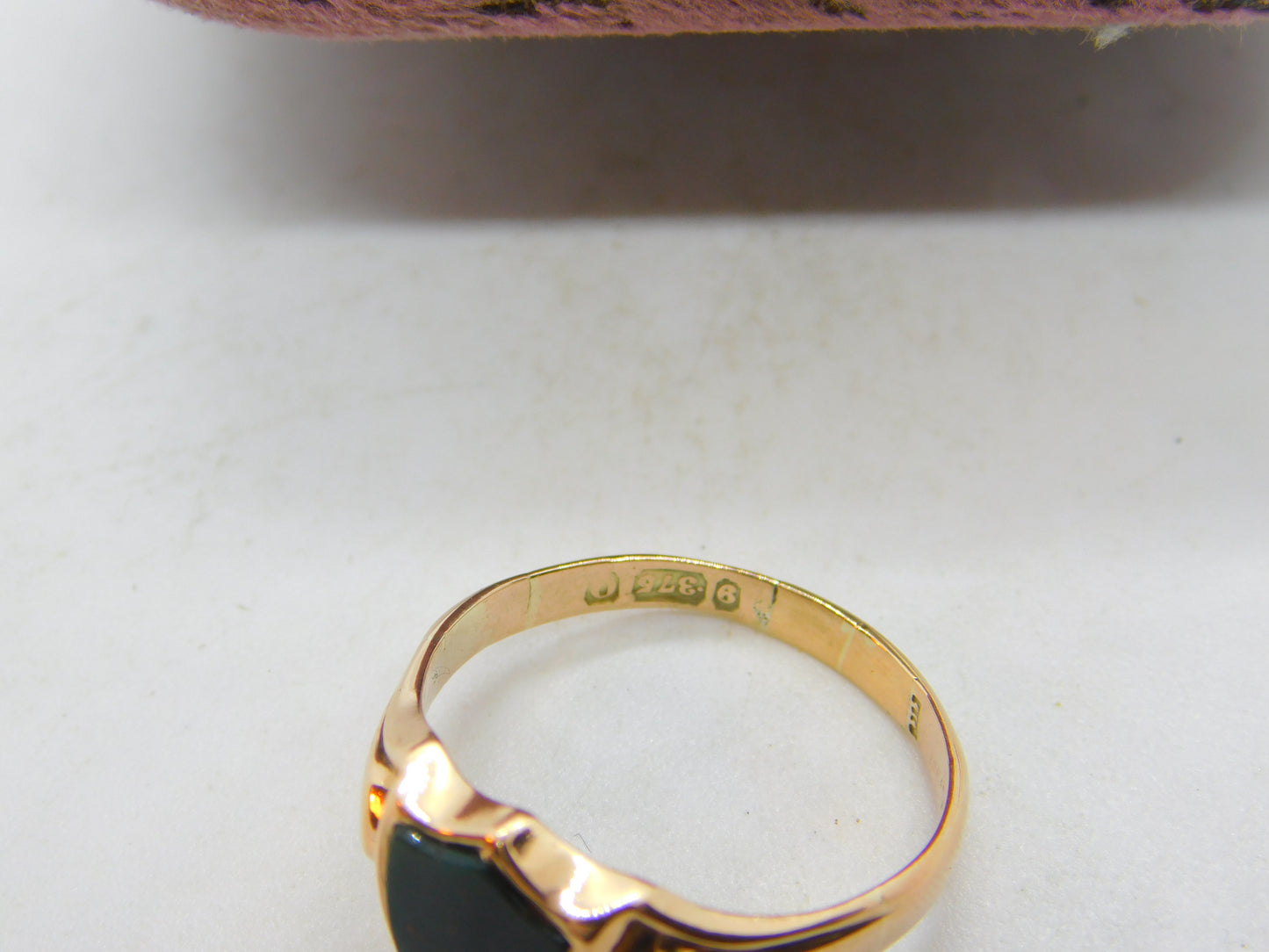 Victorian 9ct Gold Carved Shield Bloodstone Set Signet Ring 1891 Birmingham