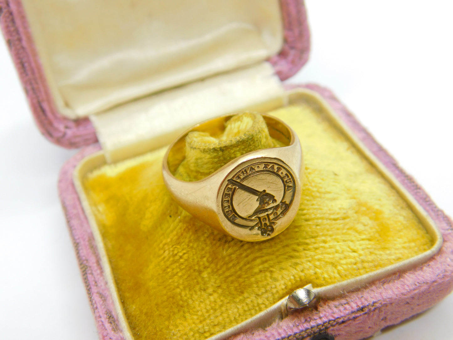 Large 9ct Gold 'Aut Pax Aut Bellum' Clan Gunn Family Intaglio Seal Signet Ring