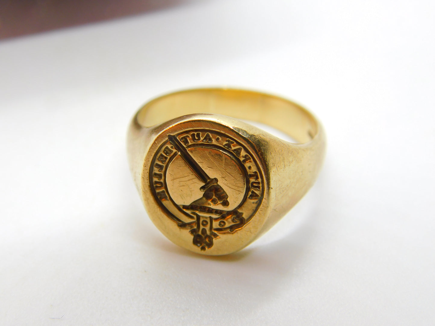 Large 9ct Gold 'Aut Pax Aut Bellum' Clan Gunn Family Intaglio Seal Signet Ring