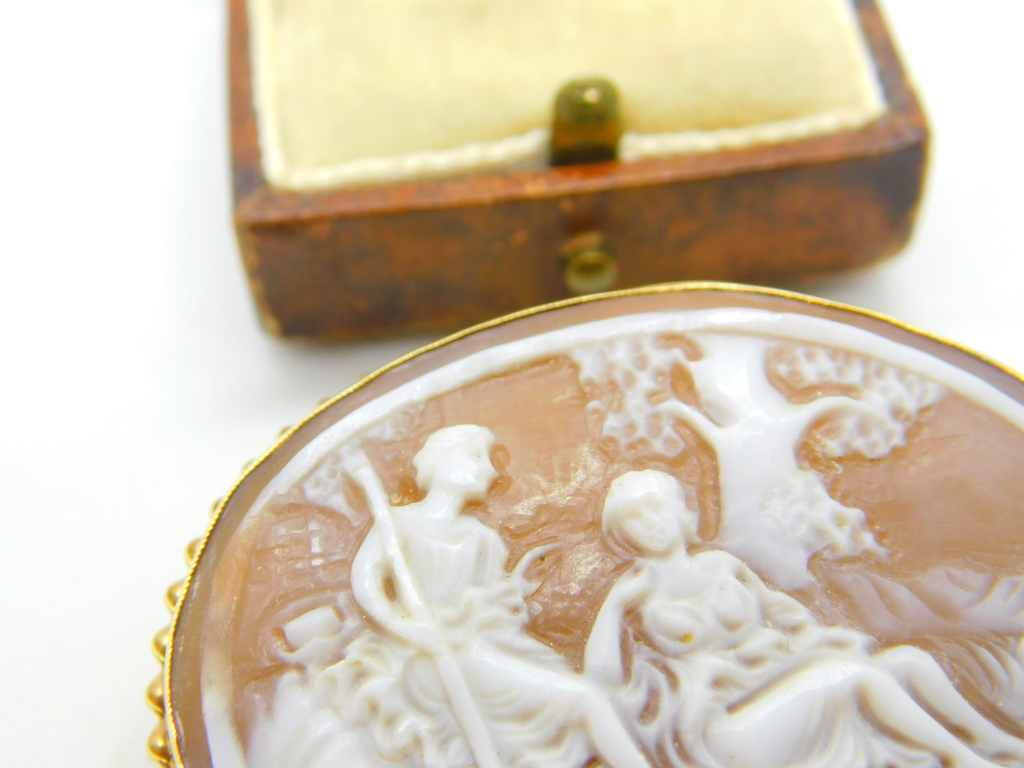 9ct Yellow Gold Mounted Romantic Regency Scene Shell Cameo Brooch Vintage 1956