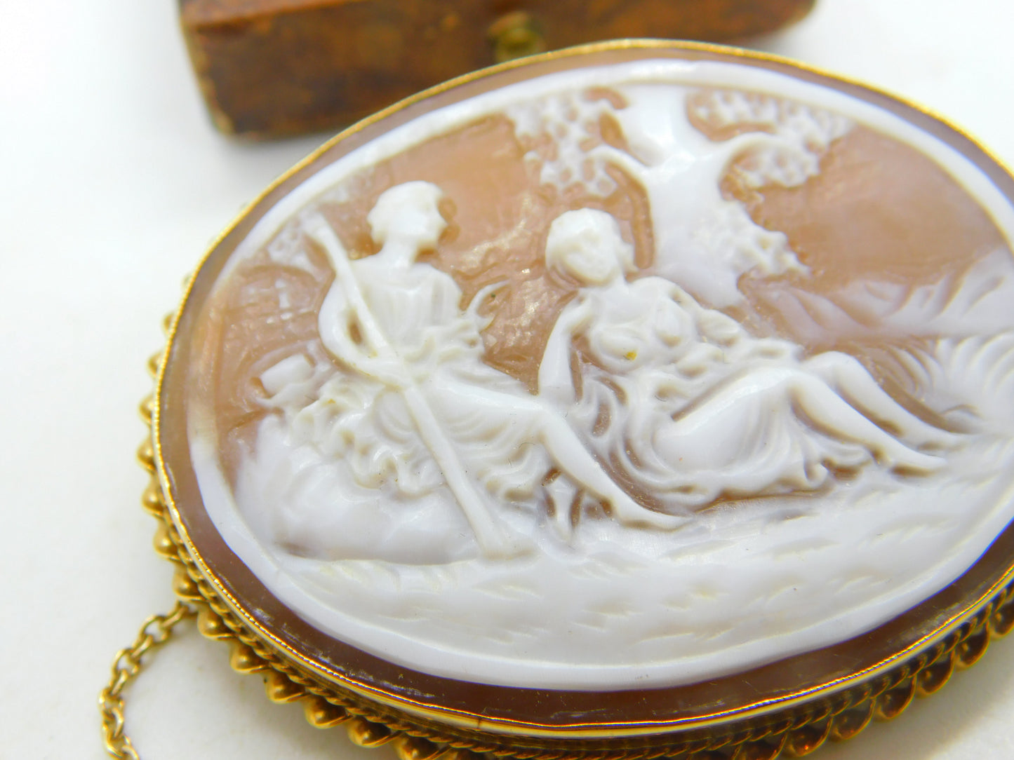 9ct Yellow Gold Mounted Romantic Regency Scene Shell Cameo Brooch Vintage 1956