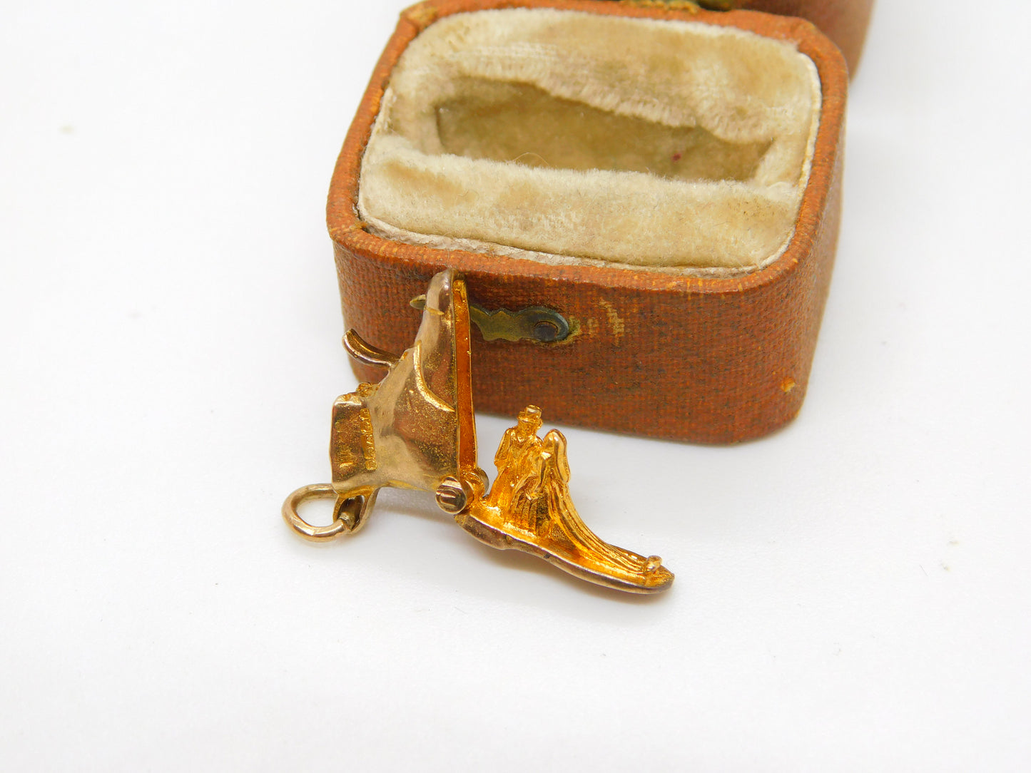 9ct Yellow Gold Opening Marriage in the Shoe Charm Vintage 1968 Birmingham