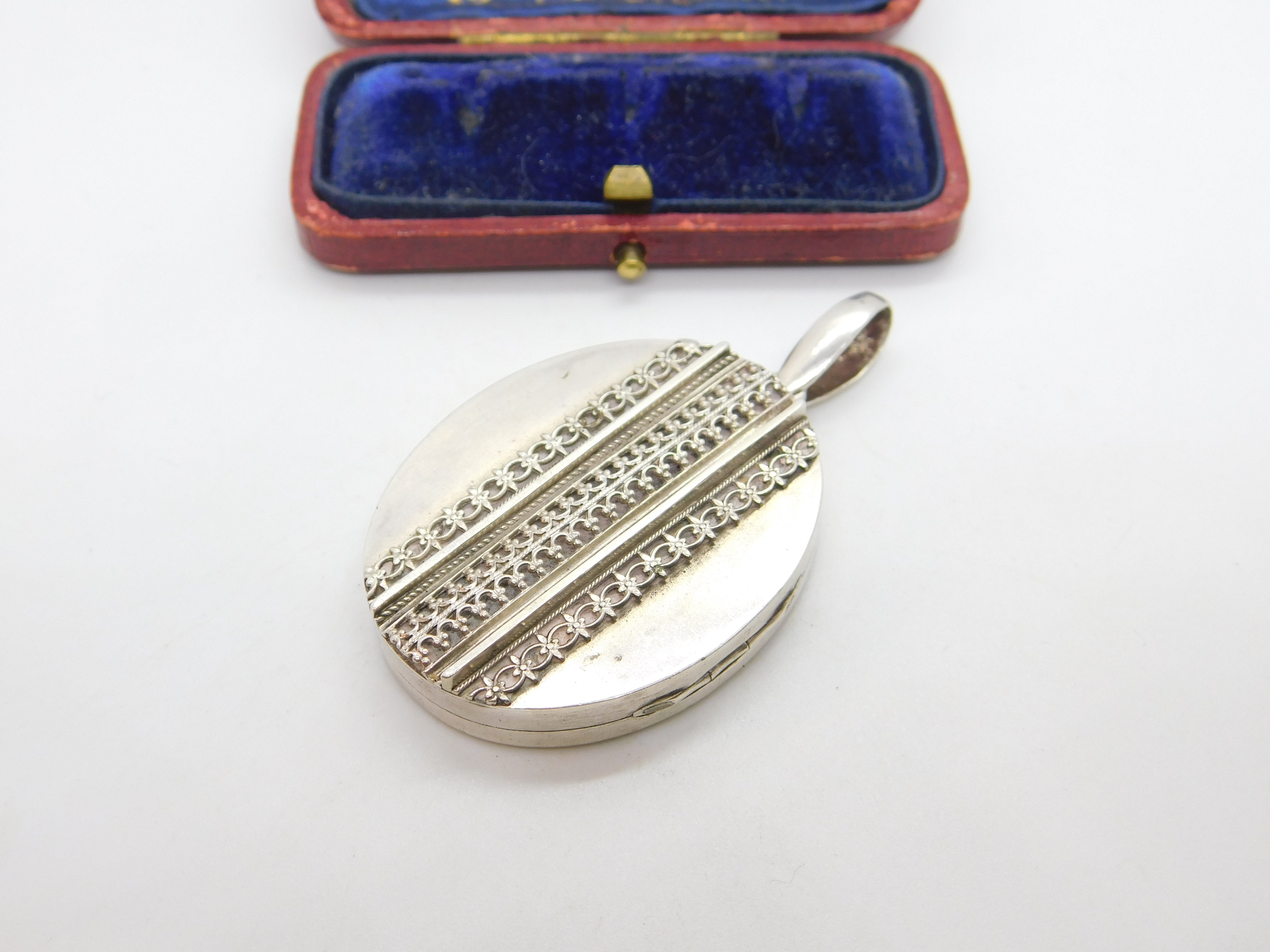 Silver high quality Locket / Etched Locket / Double Photo Locket / Circular / c1910-1930 / Pendant / E& P Morris / Wembley England