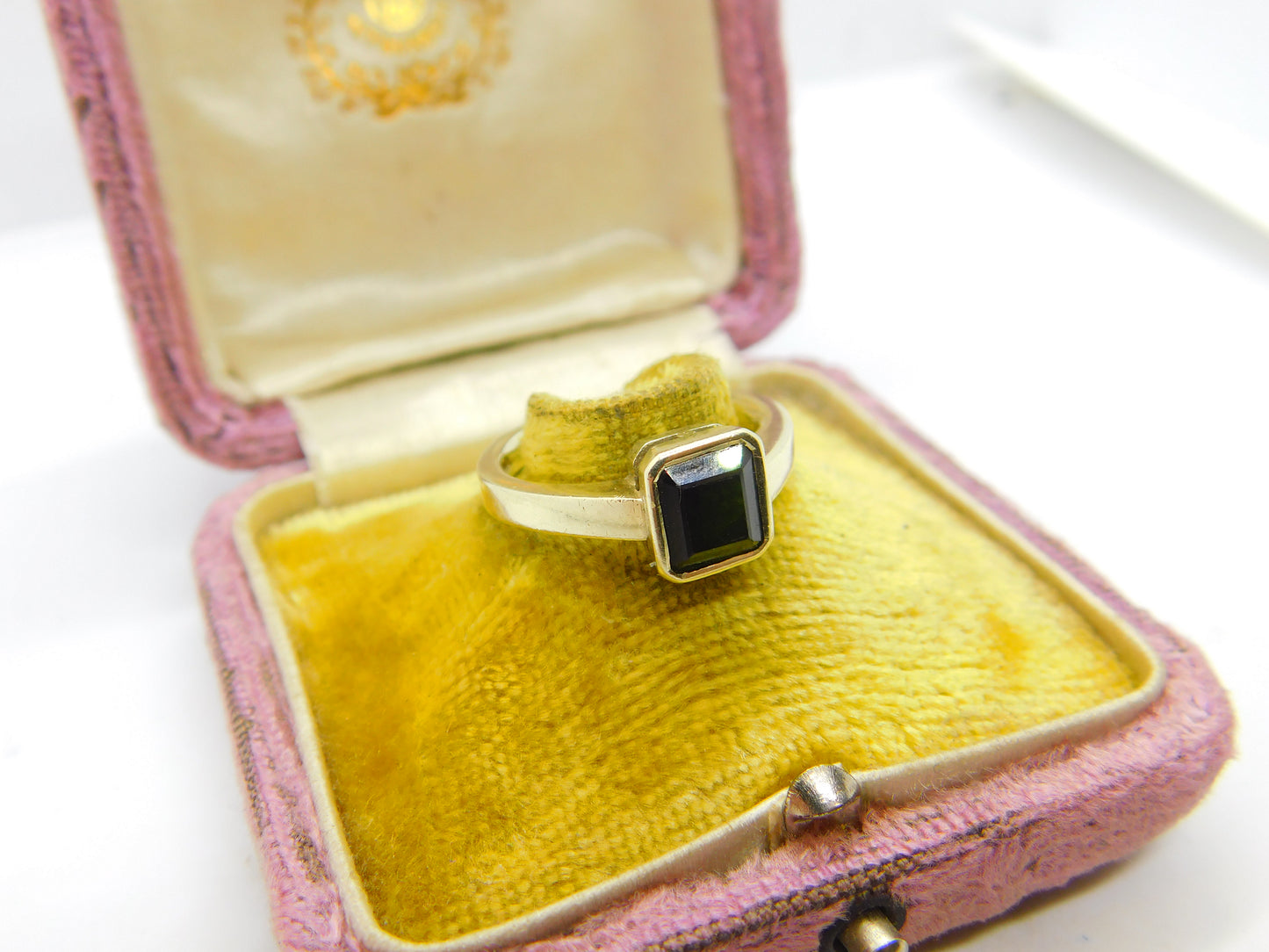 9ct Yellow Gold & Faceted Green Tourmaline Band Ring c1990 Birmingham Vintage