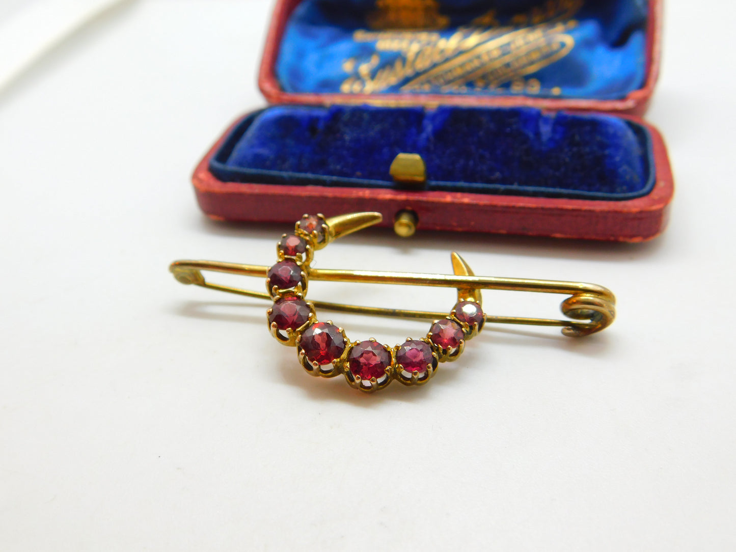 Victorian 15ct Yellow Gold & Garnet Set Crescent Moon Brooch Antique c1880