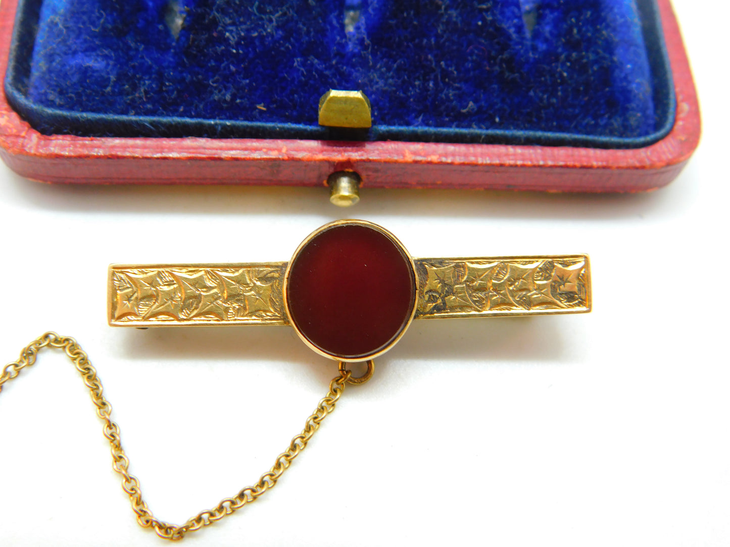 Victorian 15ct Yellow Gold, Ivy Leaf & Carnelian Sweetheart Brooch Antique c1890