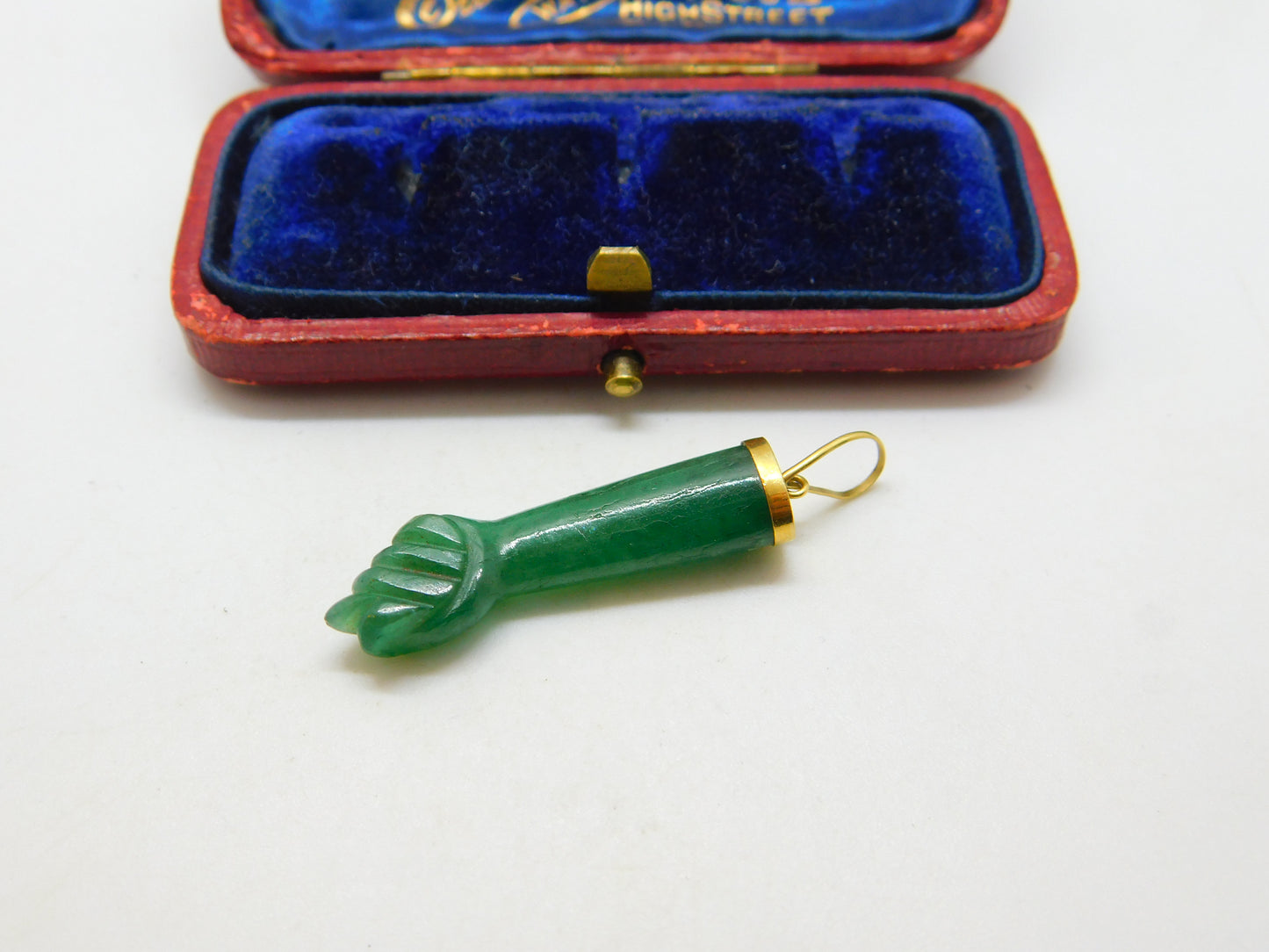 18ct Gold & Carved Jade Hardstone Figa Hand Pendant Antique c1940 Deco