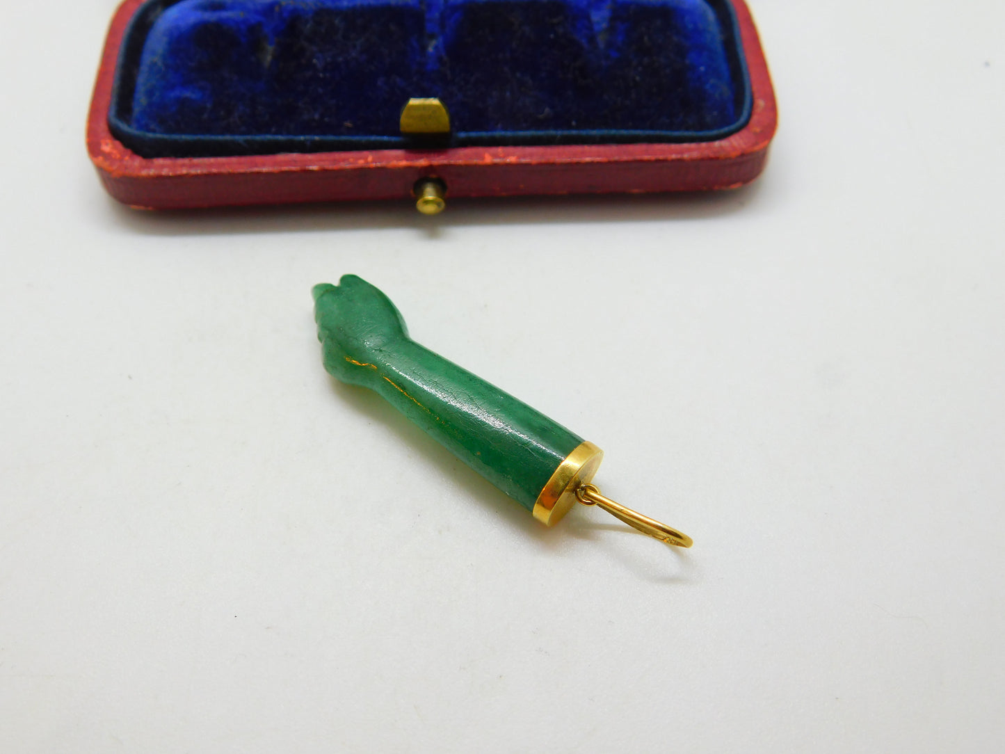 18ct Gold & Carved Jade Hardstone Figa Hand Pendant Antique c1940 Deco