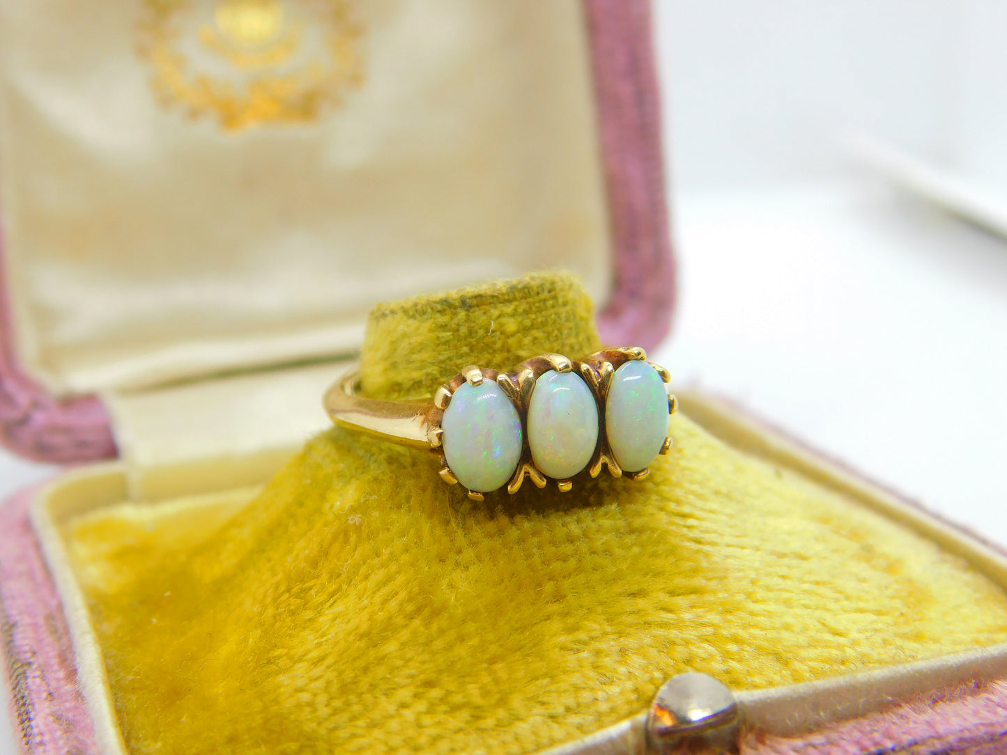 14ct Yellow Gold & Three Cabochon Opal Set Band Ring Vintage c1970