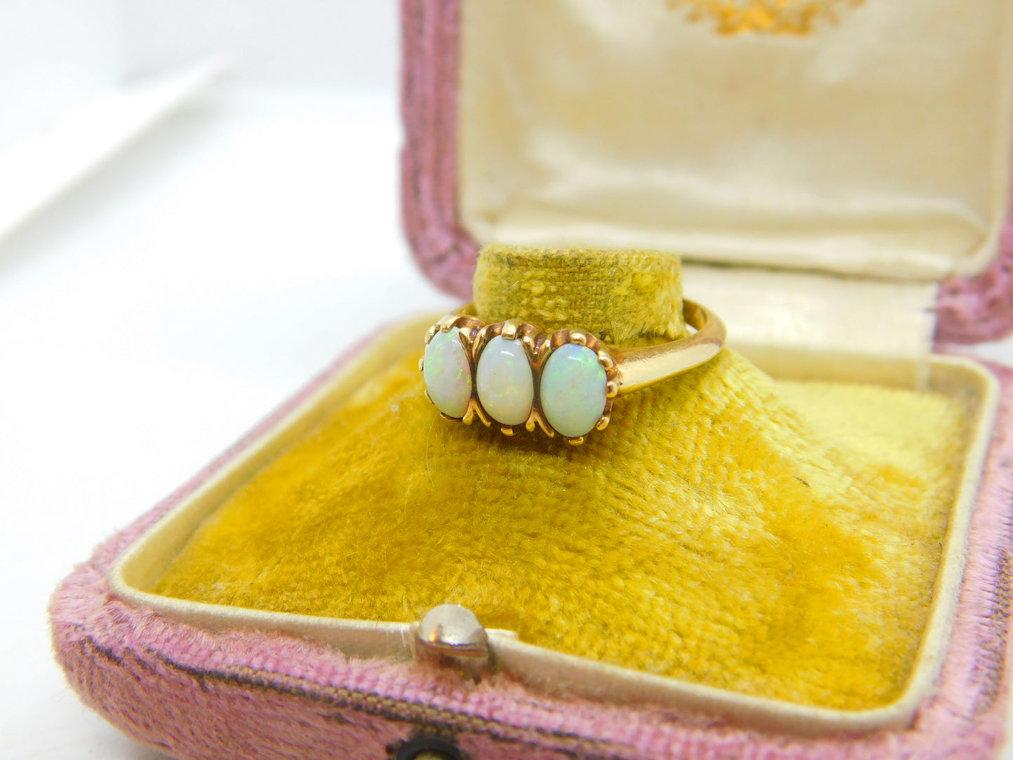 14ct Yellow Gold & Three Cabochon Opal Set Band Ring Vintage c1970