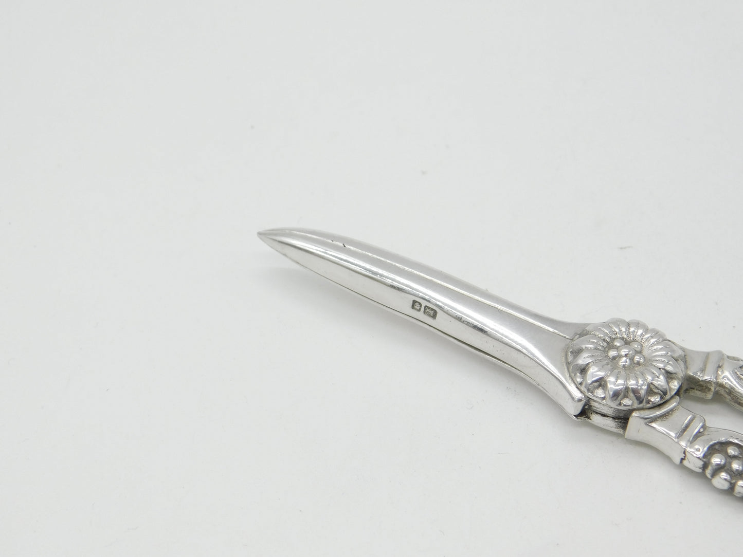 Sterling Silver Running Fox & Grape Pattern Grape Scissors 1967 London Vintage