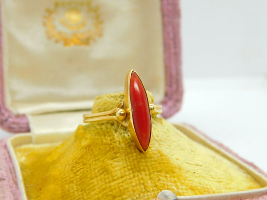 18ct Yellow Gold & Marquise Cut Coral Band Ring Antique c1920 Art Deco