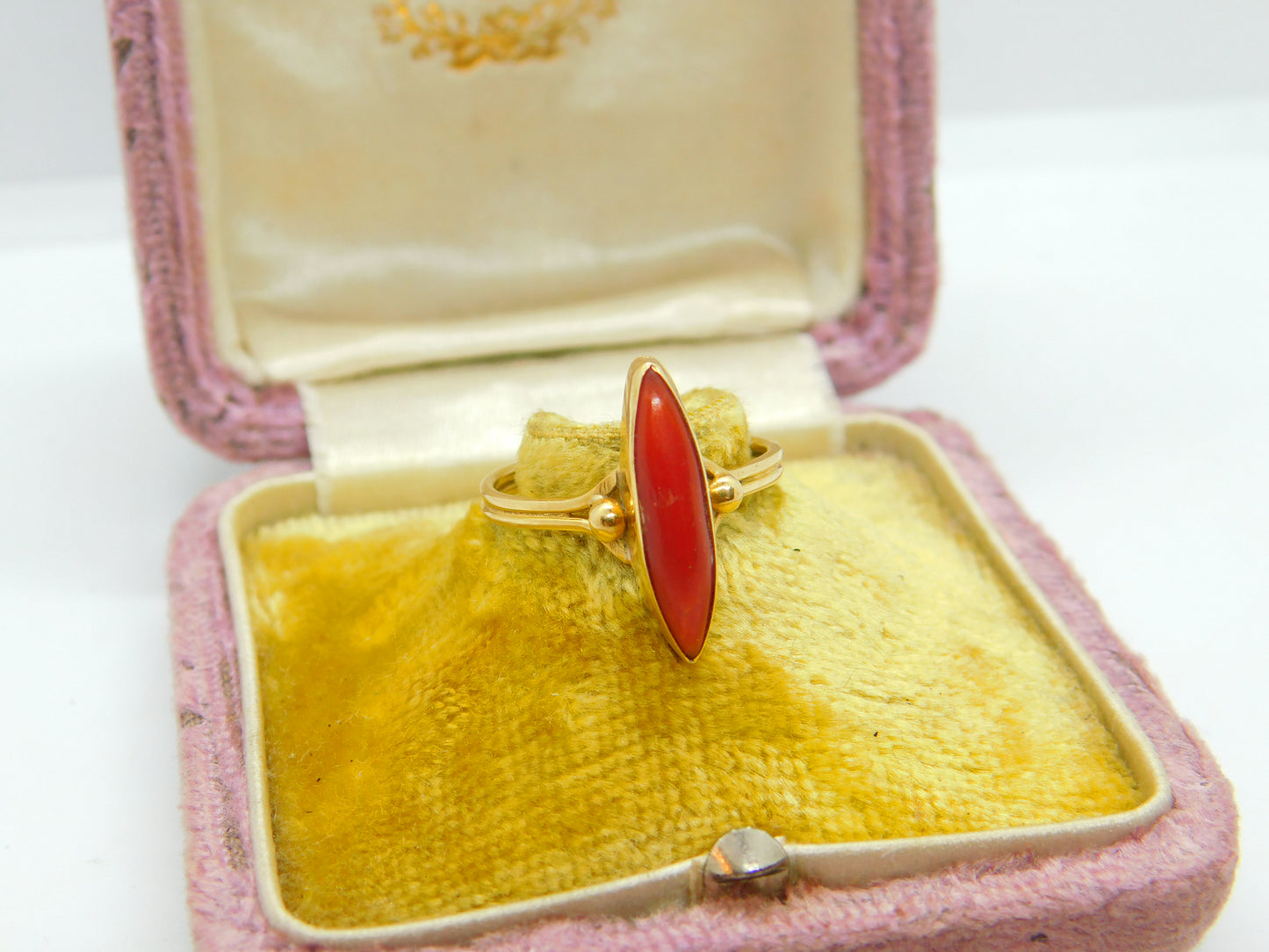 18ct Yellow Gold & Marquise Cut Coral Band Ring Antique c1920 Art Deco