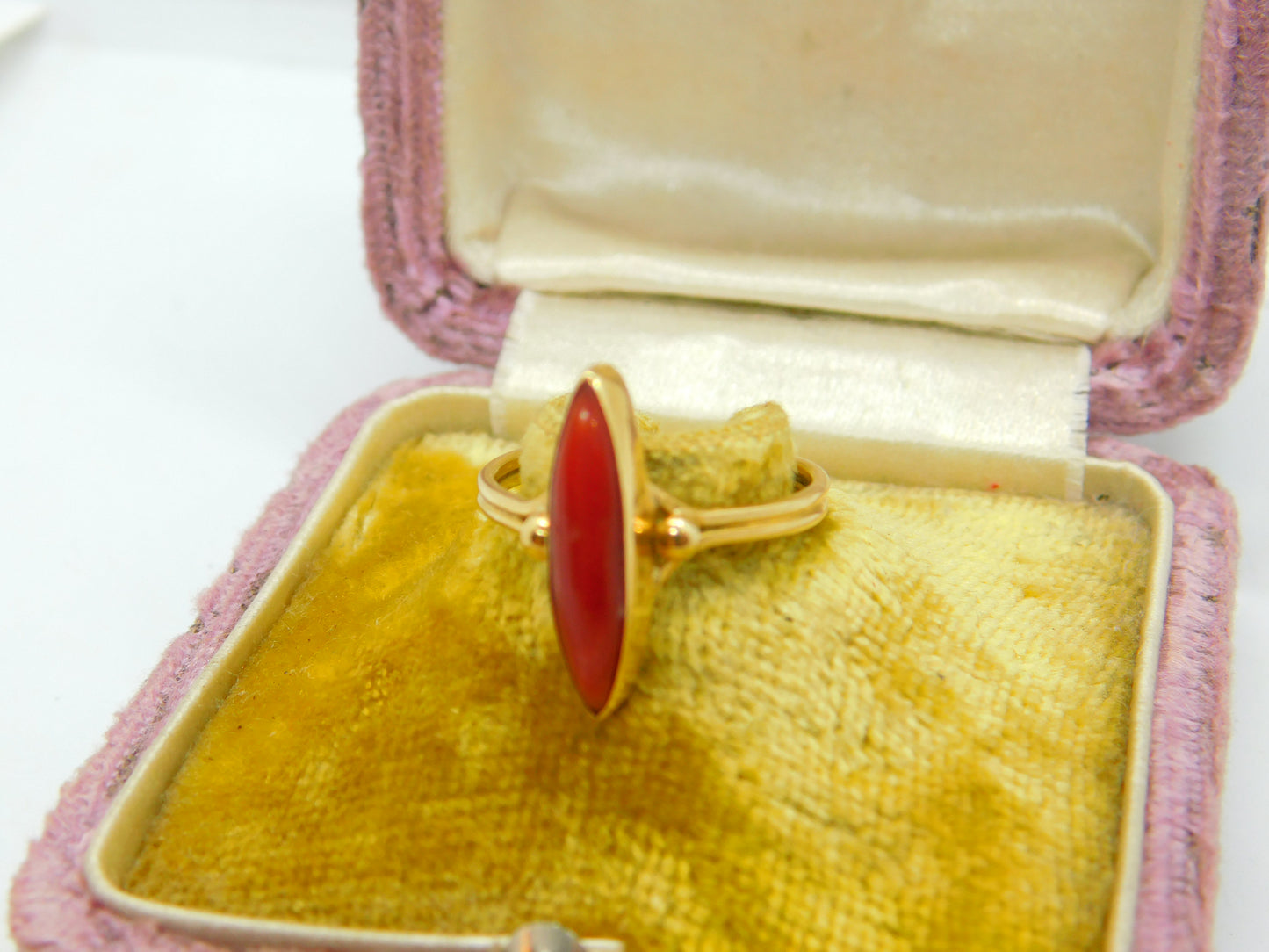 18ct Yellow Gold & Marquise Cut Coral Band Ring Antique c1920 Art Deco