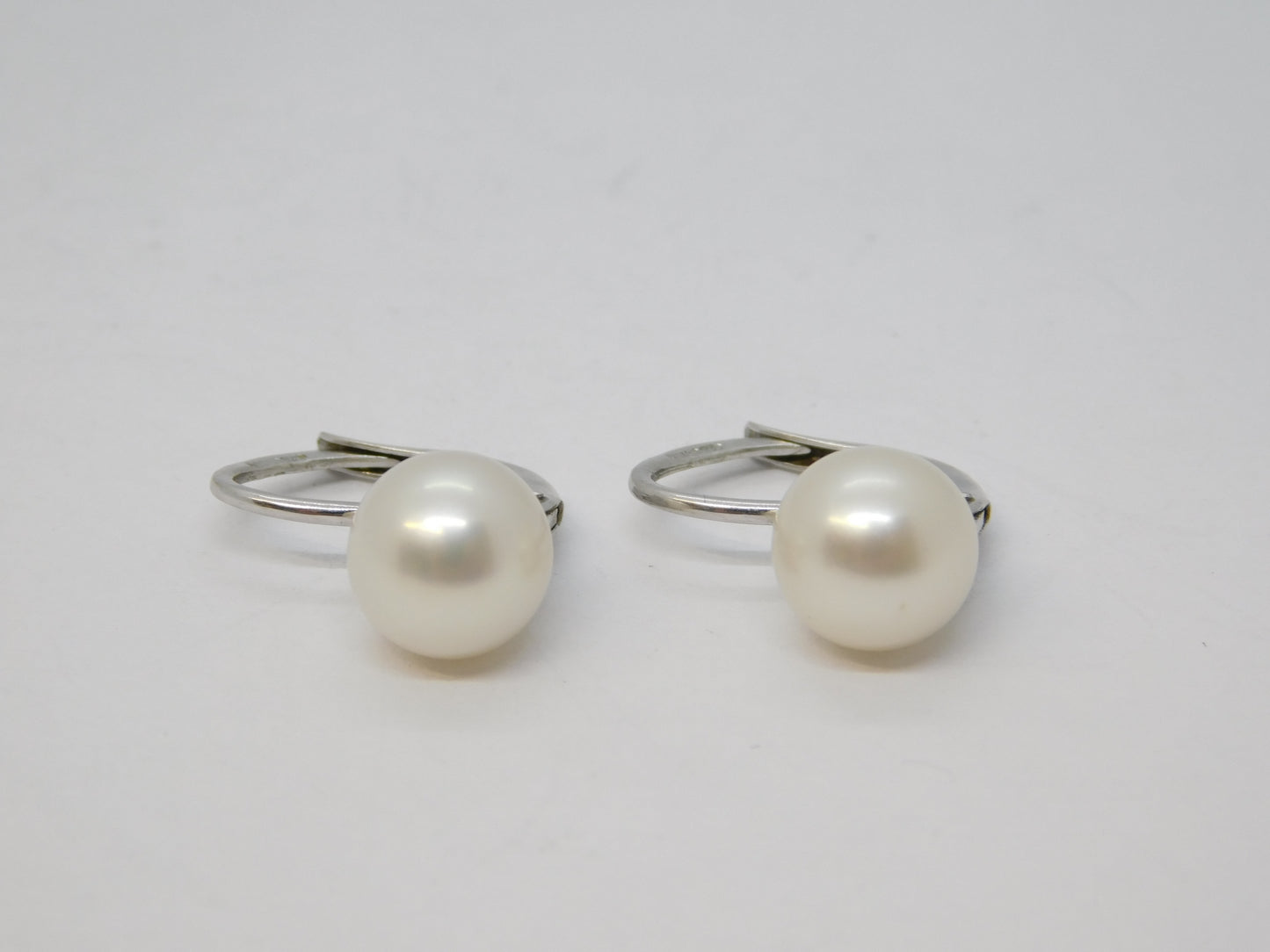 18ct White Gold, Cultured Pearl Hook Huggie Earrings Vintage c1990