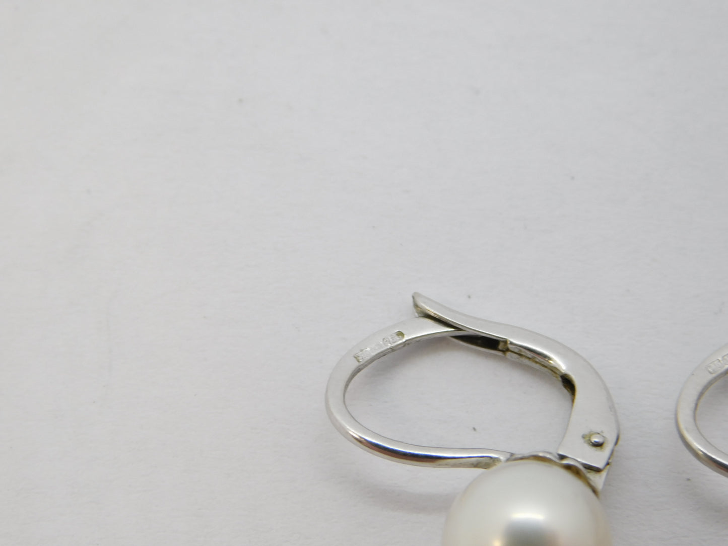 18ct White Gold, Cultured Pearl Hook Huggie Earrings Vintage c1990
