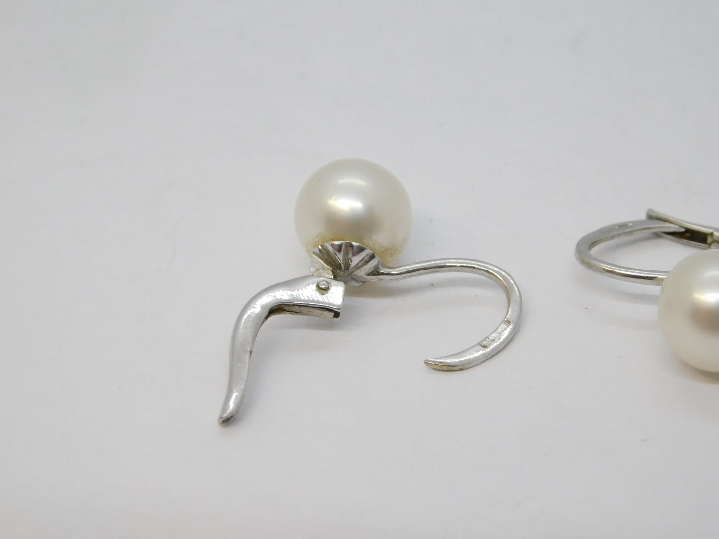 18ct White Gold, Cultured Pearl Hook Huggie Earrings Vintage c1990