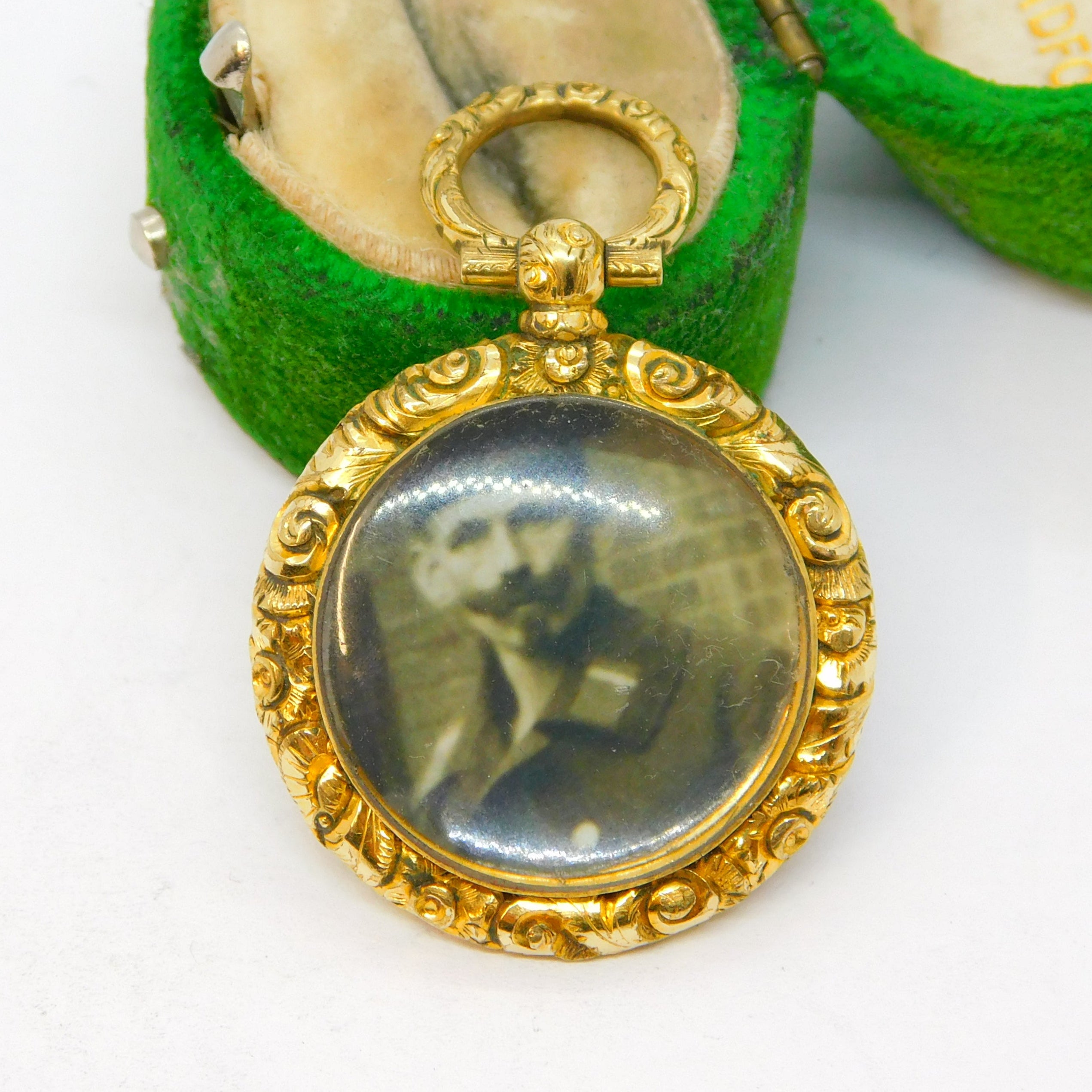 Victorian 9ct Yellow Gold Floral Pattern Portrait Locket Pendant Antique c1890